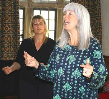 Photo of Frankie Armstrong conducting a workshop
